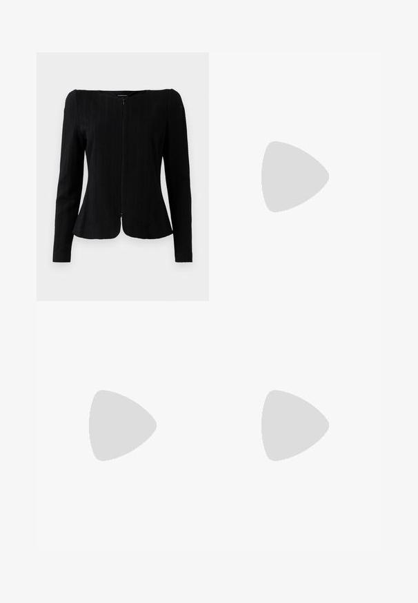 Casaco preto de manga longa texturizado, com fecho frontal e barra ligeiramente godê, apresentado sobre um fundo branco.; Blusa branca de mangas longas com um colarinho alto e um grande detalhe de flor em tecido no ombro esquerdo sobre um fundo simples.; Calças azul-marinho de cintura alta com um cós elástico, pernas largas e retas, e bolsos laterais, exibidas contra um fundo simples.; Paul Smith TOPANGA - Sabrinas - black; Clutch em pele vernizada vermelha com um design curvado, aba a dobrar e um detalhe de logótipo em metal numa placa prateada. Textura suave e brilhante.