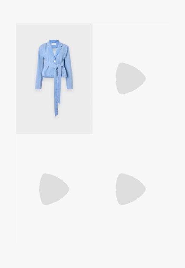 Blazer in denim blu chiaro con maniche lunghe, vita aderente, cintura legata, chiusura con un bottone e colletto a revers. Presenta una tasca sul petto.; Top verde con pois bianchi, con scollatura a barca e un piccolo logo nero. Realizzato in tessuto leggero e morbido.; Pantaloni bianchi a gamba larga con vita alta, dotati di due tasche frontali e realizzati in un tessuto morbido e liscio. Design pulito e sartoriale con pieghe sottili.; Scarpa sportiva bianca con tomaia in rete e suola in gomma, con un tallone verde e dettagli azzurri, caratterizzata da un design elegante.