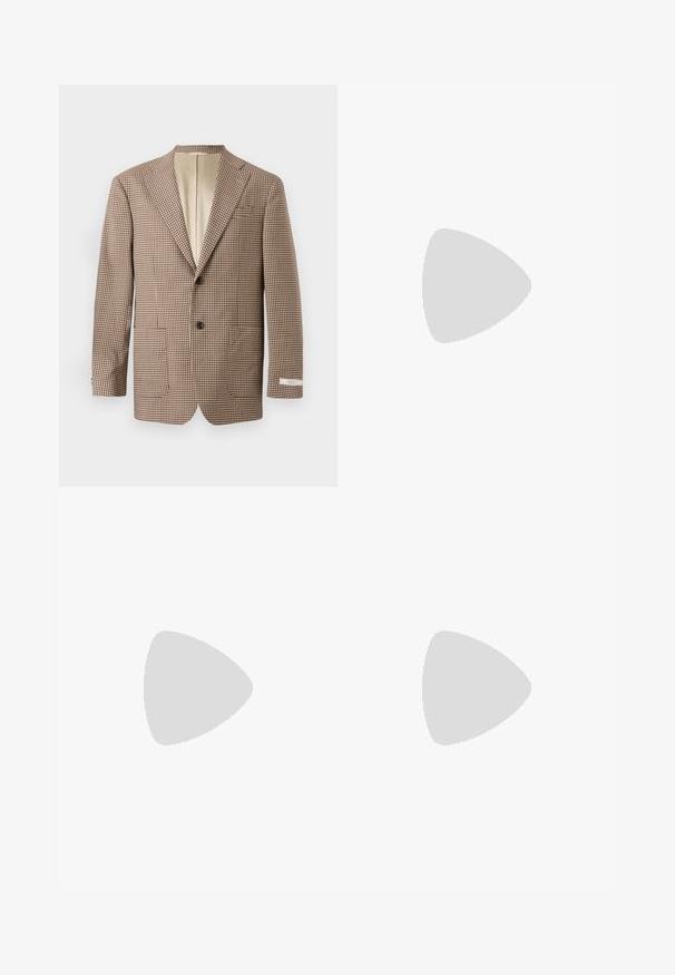 Blazer a scacchi marrone e crema, con revers a punta, due tasche frontali e chiusura a due bottoni, foderato in beige.; Felpa grigia con scollatura rotonda, polsini e orlo a costine. Realizzata in un tessuto morbido con una texture liscia, presenta un design semplice.; Pantaloni in lino di colore beige chiaro, con una vita elastica e cordoncino, design a gamba larga e tasche laterali. Texture liscia.; Mocassino in pelle bordeaux con punta tonda, dettagli cuciti e un piccolo accentu decorativo sulla tomaia. Suola piatta in contrasto.