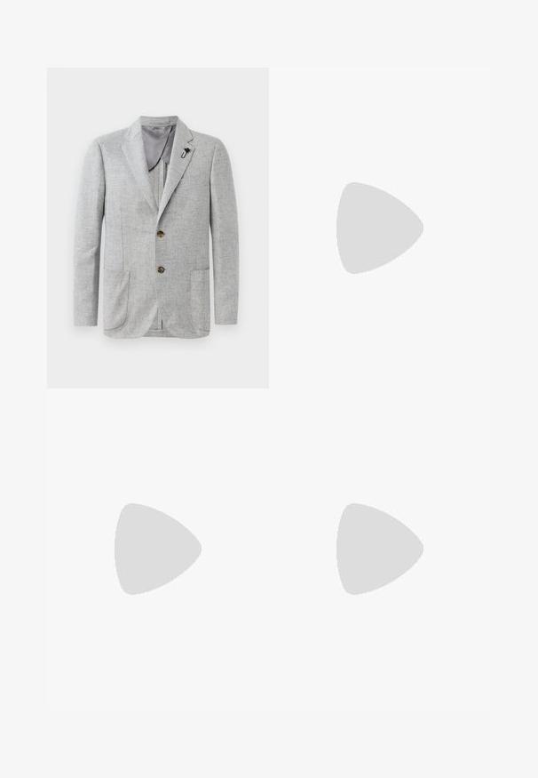 Ljust grå blazer med en texturerad väv, två framfickor och bruna knappar. Insidan har en slät grå foder med en accentpinne.; Svart långärmad skjorta i slät tyg, med klassisk krage, knäppning framtill och avslappnad passform med manschetter på ärmarna.; Grå skräddarsydda byxor i ett texturerat tyg, med rak passform, diskret pressveck och sidobandsslingor för bältesfäste.; Svart läder loafers för män med låg klack och en klassisk penny remdesign, visad i sidoprofil mot en vit bakgrund.
