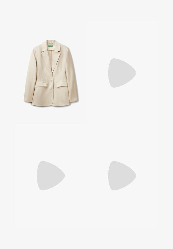 Béžový blazer vyrobený z hladké látky, s klopovým límečkem, dvěma předními kapsami a dvěma knoflíkovými uzávěry. Přizpůsobený design, bez podšívky.; Žlutý žebrovaný top na ramínka se čtvercovým výstřihem. Přiléhavý střih, měkká textura a bezšvové okraje. Značka je viditelná ve středu horní části.; Těsné bezramínkové šaty v jasně růžové barvě s texturovaným, nabíraným živůtkem a hladkou, lesklou sukní. Rovný silueta, délka po kolena.; Baleríny v béžové kůži s černou koženou špičkou. Mají ozdobnou mašli a plochou podešvi s hladkým povrchem.; Černá syntetická kabelka s zakřiveným tvarem, zlatými detaily a trojúhelníkovým logem. Vybavena zipovým uzávěrem a nastavitelným popruhem.