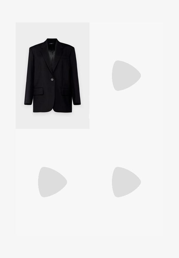 WEEKEND MaxMara BRAVO - Blazer - nero; Grijze strapless top met een gestructureerd ontwerp, voorzien van subtiele verticale streepjes en twee voorkwamen met gestikte accenten.; Witte korte mouwen T-shirt van katoen. Ronde hals ontwerp met een soepele textuur en geen zichtbare patronen of accenten. Basisstijl.; Zwarte, vloerlange satijnen rok met een gladde textuur, een aansluitende tailleband en een A-lijn silhouet, zonder zichtbare versieringen of patronen.; Witte lage Puma sneakers met gevlochten veters, subtiele branding aan de zijkant en onderzijde, en een gladde synthetische bovenkant voor casual gebruik.