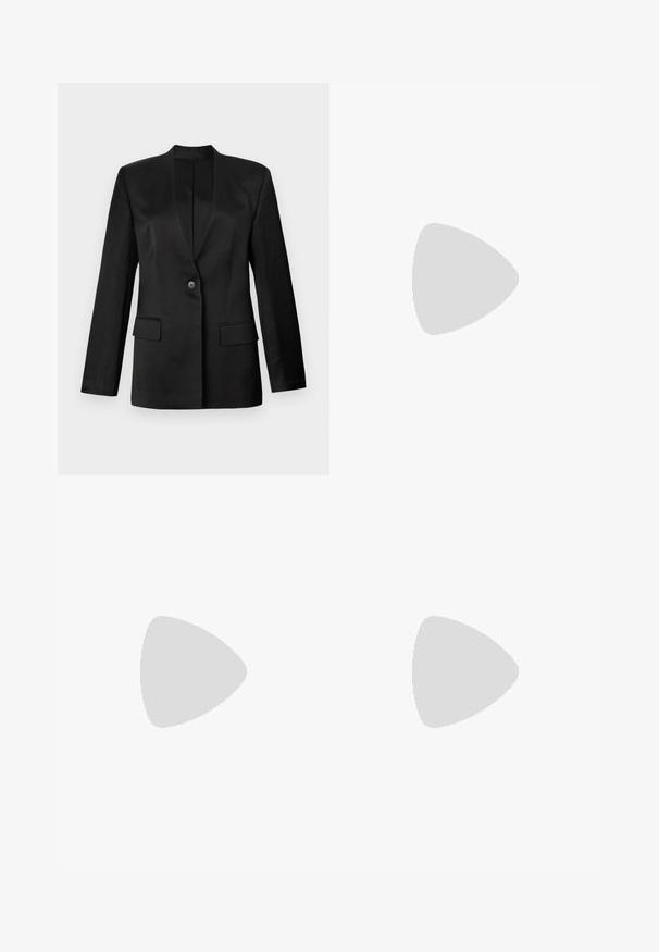 Schwarzer Blazer mit einem einzelnen Knopfverschluss, Reverskragen und zwei vorderen Taschen. Aus glattem Stoff mit strukturierter Silhouette gefertigt.; Langärmliges, hellgraues Oberteil aus einem weichen Stoff mit rundem Ausschnitt und figurbetonter Passform. Glatte Textur, keine sichtbaren Muster oder Akzente.; Schwarze, taillierte gerade Hosen mit hoher Taille und Bügelfalten, vor einem schlichten hellen Hintergrund präsentiert.; Schwarze Leder-Ankle-Boots mit spitzer Zehe und 4 cm Blockabsatz. Schlankes Design mit einem seitlichen Reißverschluss für einfaches Anziehen. Glatte Textur.