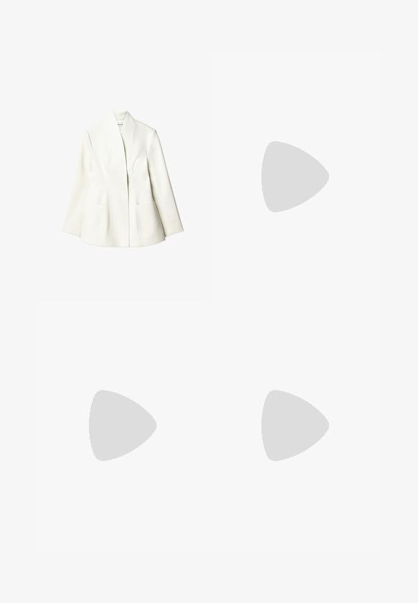 NA-KD Blazer - white; Marineblå turtleneck langærmet top. Fremstillet af blødt stof med en glat tekstur. Har et tætsiddende design og høj krave uden synlige sømme.; Beige brede benbukser lavet af bomuldsblanding; har folder foran, lige snit og bælteløkker. Glat tekstur, ingen mønstre.; Brune ruskinds ballerina med spids tå og lav profil. Har en glat tekstur og minimalistisk design. Ingen synlig hardware eller accenter.