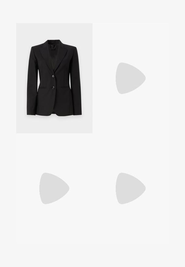 Černý přizpůsobený blazer vyrobený z hladké tkaniny, s klopovým límcem, dvěma předními knoflíky a dvěma bočními kapsami s mírnými předními švy.; Pletený bílý top s krátkým rukávem a jemným vzorem, s kulatým výstřihem a zlatým akcentem na lemu. Textura vypadá lehce a prodyšně.; Černé legíny s vysokým pasem, které mají zlatou dekorativní sponu vepředu, vyrobené z hladké, elastické tkaniny.; Černé lakované slingback lodičky s špičatou špičkou a zlatými detaily na pásku, s blokovým podpatkem. Hladký povrch.