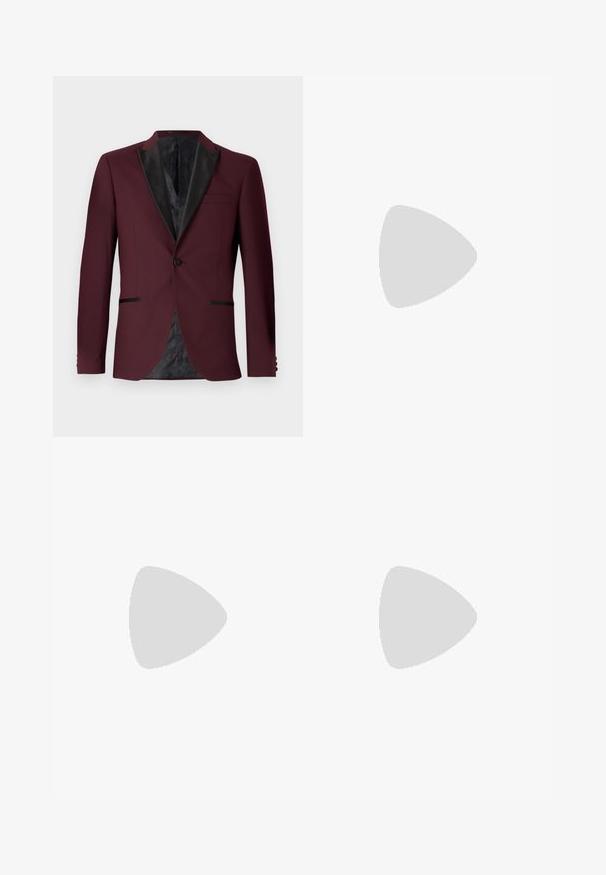 Blazer bordeaux con revers in satin neri, chiusura a un bottone, due tasche frontali e fodera nera a motivi. Vestibilità su misura e forma strutturata.; Maglione a collo alto nero in un morbido tessuto a maglia. Caratterizzato da maniche lunghe e una vestibilità aderente con un colletto e orlo a coste. Branding minimale.; Pantaloni tailored grigio scuro realizzati in tessuto texture, dotati di chiusura con bottone e zip, passanti per cintura e un design slim fit.; Scarpa da uomo in vernice nera con punta tonda, design con lacci e superficie liscia e lucida. Presenta una suola in gomma a profilo basso.
