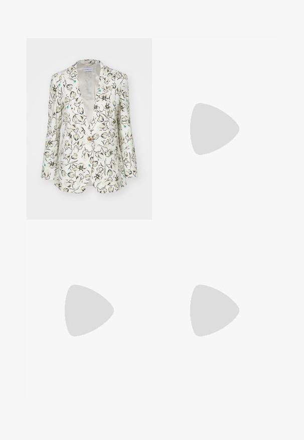 Hvit blazer med blomstermønster, med svarte konturer og grønne detaljer. En knapp lukking og notched revers. Myk, glatt tekstur.; Hvit ermeløs topp med en volangkrage og et stort, dekorativt blomsterakcent på den ene siden; glatt tekstur, tettsittende design.; Beige linbukser med rett ben-design, som har flat front, beltehemper og subtil tekstur. Ingen synlige pynt.; Sorte læderballetsko med spids tå og en sidelås med en cirkulær guldfarvet detalje. Letvægtig med flad sål.