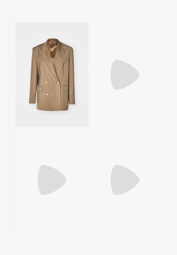 Bruine dubbelgeknoopte blazer met gouden knopen, gesneden revers en twee voorzakken; de stof heeft een gladde textuur en een getailleerde pasvorm.; Witte katoenen t-shirt met een ronde halslijn, korte mouwen en een ontspannen pasvorm. Heeft een klein merketiket nabij de kraag.; Beige wijde broek met twee voorplooien, twee knopen op de tailleband en een gladde, gestructureerde stof. Geen zichtbare zakken.; Zwarte leren muiltjes met een puntige neus en een lage, blokhak. Glad oppervlak met een gestroomlijnd ontwerp. Open achterkant met minimale details.