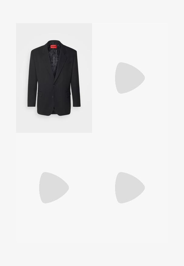 Zwarte blazer gemaakt van gladde stof, met een enkele knoopsluiting, notch-revers, twee voorzakken en een gestreepte binnenvoering.; Zwarte coltrui van zacht materiaal, met lange mouwen en een snug fit. Geribbelde afwerking aan de onderkant en mouwen. Eenvoudig ontwerp.; Bordeaux broek met een slanke fit, voorzien van een knoopsluiting, riemlussen en een gladde stoftextuur, geschikt voor zowel casual als formele kleding.; Zwarte leren veterschoen met een ronde neus, een gladde textuur, minimale stiksels en een lage rubberen hak. Logo op de hak.