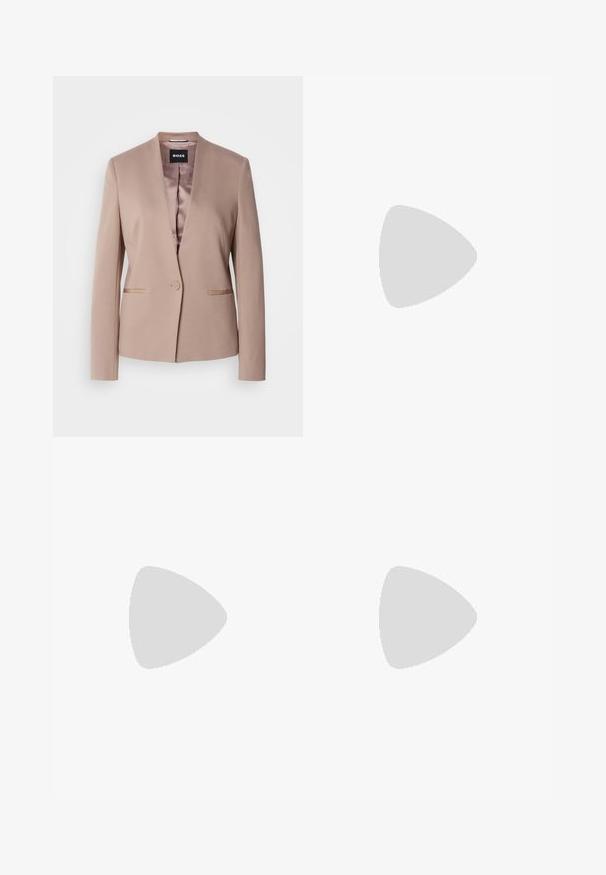 Dusty rosa blazer med notched lapel, enkel knappelukking, to frontlommer og en glatt satengfôr. Myk, teksturert stoff.; DRYKORN LYSILA - Skjortebluse - black; Mørkeblå vide jeans laget av denim, med knappestenging, fem lommer og minimale sømdetaljer. Jevnt teksturert gjennom hele.; Sorte skinn slingback høyhælte sko med spiss tå, glatt tekstur og en smal ankelrem med gullhardvareakenter.