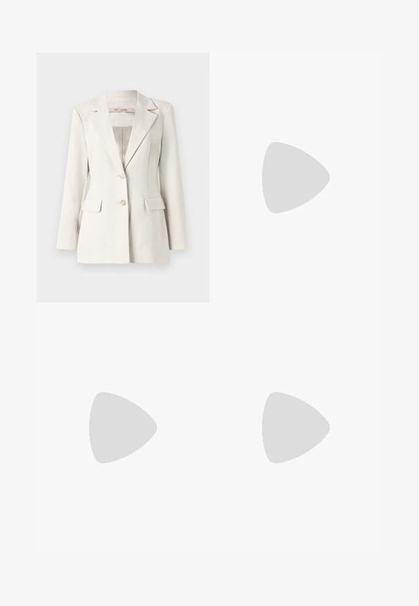 Blazer beige chiaro in tessuto morbido, caratterizzato da una revers a punte, due tasche frontali e bottoni dorati su una silhouette sartoriale.; Camicetta bianca a maniche lunghe in cotone. Caratterizzata da un colletto e una vestibilità rilassata. Texture liscia senza motivi visibili.; Gonna nera a campana con cintura elastica, realizzata in un tessuto morbido, con dettagli plissettati per un tocco di texture e fluidità.; Sneaker bianco realizzato in materiale sintetico liscio, con punta arrotondata, design con lacci, suola piatta e delicati dettagli perforati.; Borsa tote in vera pelle marrone con doppie maniglie, presenta cuciture a contrasto e un design spazioso, adatta per l'uso quotidiano.