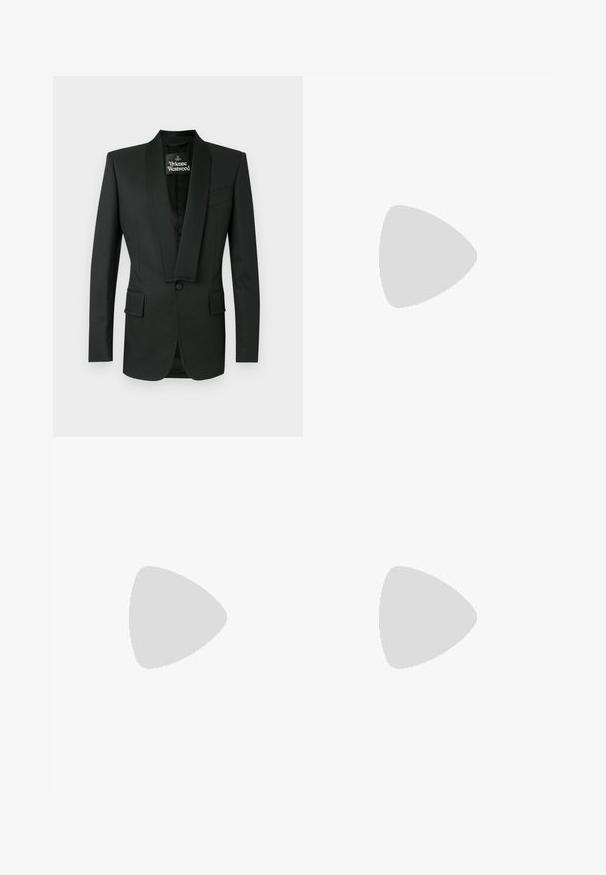 Juodas smokingas švarkas su satino šaliko apykakle, vieno mygtuko užsegimu, dviem priekinėmis kišenėmis ir subtilia tekstūra. Su etikete Vivienne Westwood.; Balta medvilninė marškinėlių viršutinė dalis, puošta drąsiu raudonu ir juodu grafiniu atspaudu su tekstu "WOOD WOOD", nusistovėjusi švarioje fone.; Juodos pritaikytos kelnės turi lygią medžiagą, tiesų kirpimą ir diržą su stačiakampiu sagtimi. Išskirtiniai priekiniai raukšliai pagerina dizainą.; Juodas odinis loaferis su blizgiu paviršiumi, apvaliu pirštu, subtiliais siūlių detalėmis ir storu guminio pado, užtikrinančio ilgaamžiškumą.