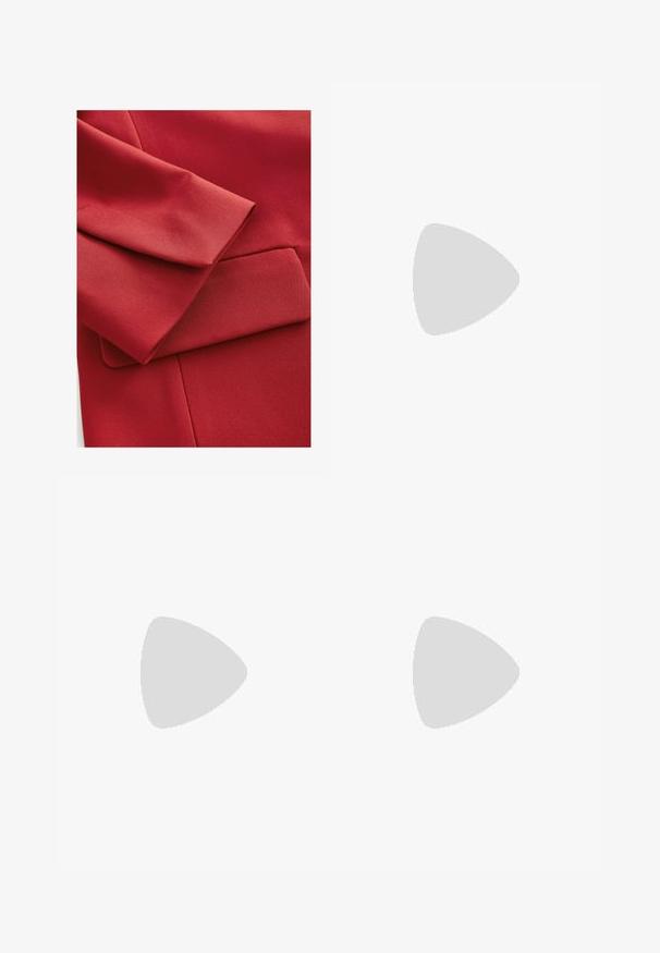 Červená látka s texturovaným povrchem, skládací rukáv a malou kapsou. Jsou viditelné čisté linie a moderní designové prvky.; Bílé bezramínkové tričko s kulatým výstřihem, pěti předními knoflíky, zakřiveným spodním lemem a jemnou strukturou. Vyrobeno z lehké tkaniny.; Bílé lněné šortky s přizpůsobeným střihem, vybavené pevným pasem a předními sklady, spárované s černými uzlovými sandály na klínu.; Slingback podpatky s špičatou špičkou v černobílém zebrovém vzoru, s úzkým vysokým podpatkem a otevřenou zadní částí, s černým interiérem.; Černé obdélníkové sluneční brýle s tmavými skly, lesklým povrchem, širokými ramínky a robustním designem rámu. Vytlačený název značky na jednom ramínku.