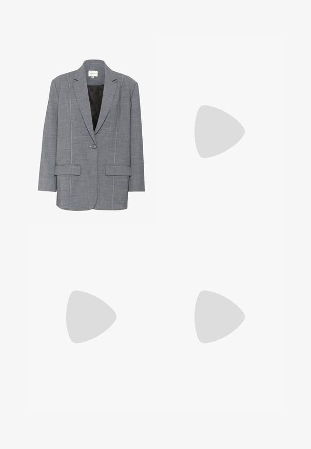 Sivý blazer vyrobený z textúrovanej látky s bielym šitím, dvoma prednými vreckami a zapínaním na jeden gombík. Podšívka v čiernej farbe.; Svetloružový top bez rukávov vyrobený z elastického materiálu, s nariaseným dizajnom na bočných stranách a nízkym, halterneck štýlovým výstrihom.; Svetlo modré pruhované šortky s elastickým pásom. Vyrobené z hladkej tkaniny, s vertikálnymi bielymi pruhmi a voľným strihom.; PULL&BEAR Kovbojské/motorkárske čižmy - taupe; Svetlo modré slnečné okuliare s oválnymi rámami a oranžovými sklíčkami. Priehľadné ramená majú hladké okraje a jemný zakrivený tvar.; COACH JULIET SHOULDER BAG 25 IN SIGNATURE CANVAS - Kabelka - tan