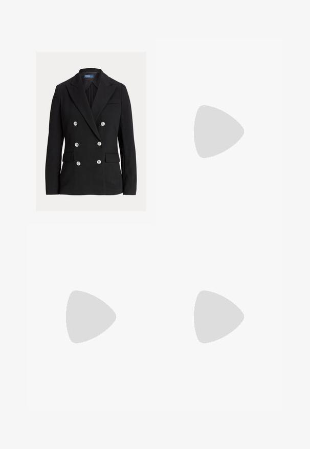 Černý dvouřadý blejzr se šesti stříbrnými knoflíky, klopovými límci, kapsami s klopami a štítkem Polo od Ralph Lauren uvnitř límce.; Černé bavlněné tričko s krátkým rukávem, kulatým výstřihem a malým bílým logem v dolním levém rohu. Klasický, boxy střih s minimálním detailem.; Černé elegantní kalhoty s vysokým pasem, zdobené sklady vpředu, rovný střih nohavic a cuffed lem. Vyrobeno z hladké látky.; Černé boty na masivní podrážce s lesklým povrchem, kombinované s bílými kalhotami s volným střihem. Výrazný silný dezén a hladký povrch na botách.