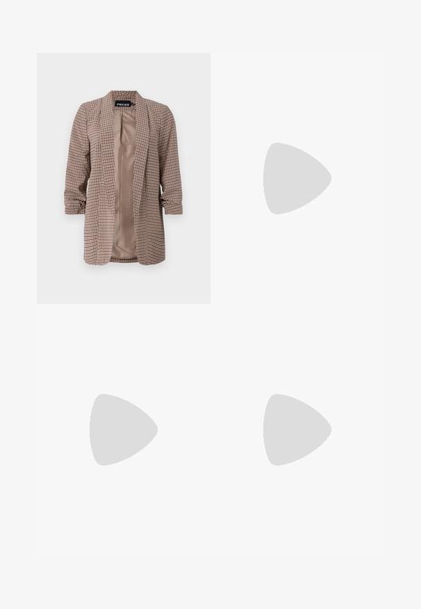 Rutete blazer i brun og beige med lett stoff, åpen front og rullede ermer. Har en glatt innersøm.; Hvit kortermet topp med blomstret blondeoverlegg, høy krage og baklukk med knapper og teksturerte sømmer.; Mørkegrå bukser med snøring i livet, smalnet bendesign og legg. Laget av et mykt stoff med en glatt tekstur.; Pekete slingback-sko i glansete beige lakkleder med spiss tå, smal hæl og justerbar stropp for en sikker passform.