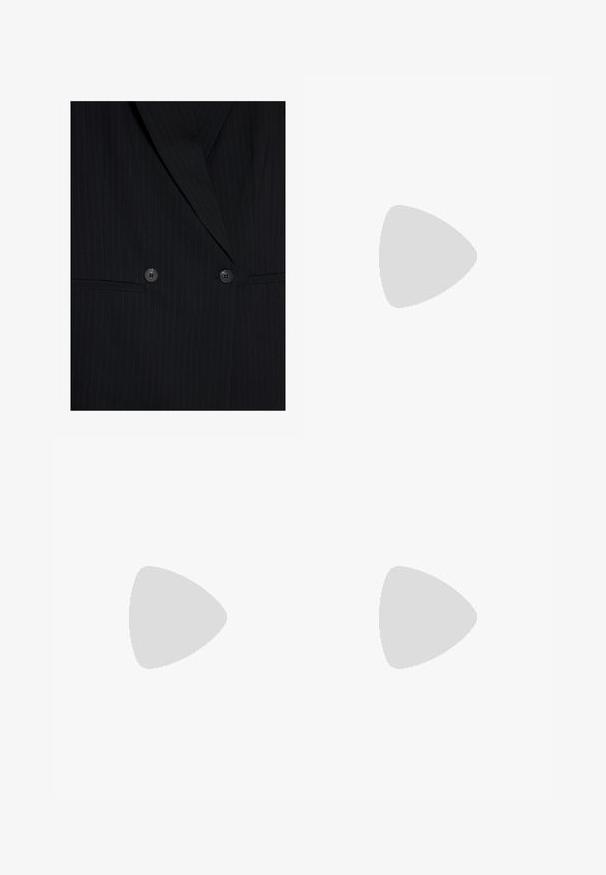 Crni blejzer s prugicama širokih revera, dvostruko zatvaranje, dva dugmeta i dva horizontalna prednja džepa.; Bijela majica bez rukava izrađena od glatkog materijala, s tankim naramenicama i uskim krojem s ravnim rubom. Bez dodatnih uzoraka ili naglasaka.; Svijetloplave traperice, opuštenog kroja, ravne nogavice, s pet džepova i izbrisanima na rubovima za ležeran izgled.; Smeđi antilop čizmi do gležnja s mekanim postavljanjem, debljim bež platformski potplat i stražnjim povlačnim trakama. Teksturirana površina s vidljivim šavovima.; Okvir okruglih, smeđkastih sunčanih naočala s sjajnim burgundskim okvirom. Uski nositelji s suptilnim brendiranjem. Ravna leća.