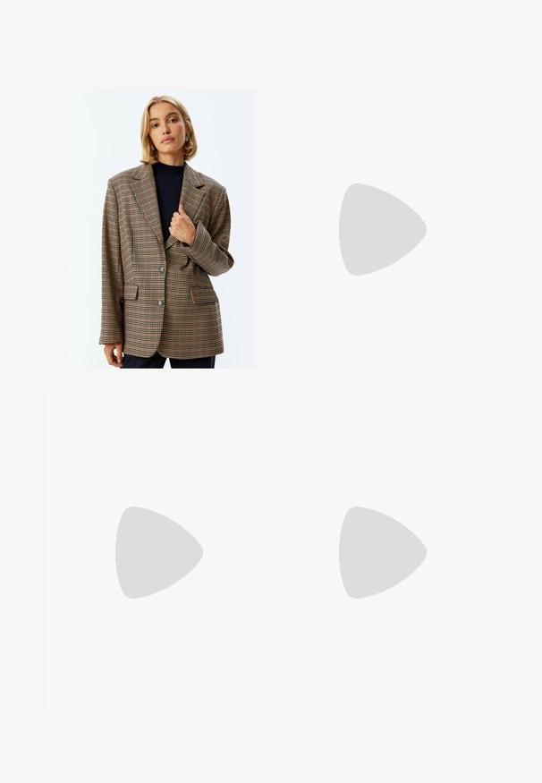 Rutig blazer i beige, bruna och rostfärgade toner. Har en skärning med slag, två framfickor och två knappar med en avslappnad passform.; Svart bomullstopp med rundad halsringning, breda axelremmar och en figursydd silhuett. Har varumärkesetiketten i vitt.; Mörkblå randig blyertskjol med rak skärning, framfickor, midjeband och en slät yta. Inga synliga knäppningar eller stängningar.; Bruna lädersko med båtstil, guldögon, runda skosnören och en texturerad brun gummisula. Har sydda detaljer och en upphöjd logotyp.