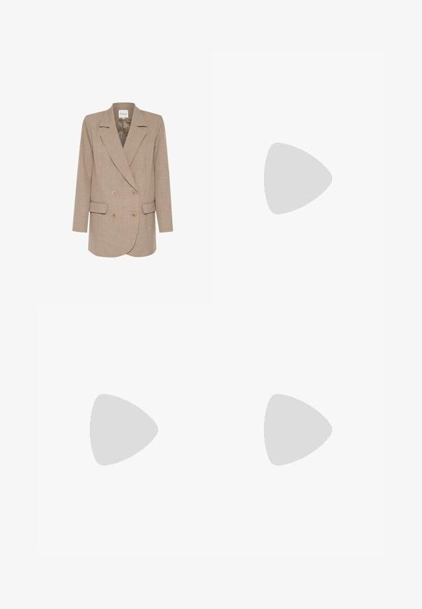 Blazer croisé en tissu beige clair, avec des revers à crans, deux poches avant et des boutons beiges. Texture lisse avec une coupe ajustée.; Haut marron à manches longues avec un tissu drapé à l'avant, un col arrondi et une silhouette ajustée. Texture douce et design moderne.; Shorts en denim bleu clair, avec une taille haute, quatre poches et des coutures visibles. Fabriqués en tissu denim texturé.; Baskets en cuir beige avec des accents verts, présentant un bout rond, une semelle plate et des détails en suède sur le capuchon et le talon.