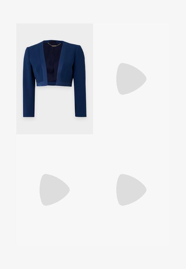 Veste courte bleu marine à manches longues, en tissu lisse, avec un décolleté en V profond et des détails de design minimalistes.; Blouse en dentelle noire avec des manches longues, des poches poitrine boutonnées, un col classique et une ceinture en tissu nouée à la taille. Design transparent.; Leggings noirs avec une taille haute, dotés d'un fermoir décoratif en or à l'avant, fabriqués à partir d'un tissu lisse et extensible.; Pompe à talon haut en cuir noir avec un bout pointu et une texture lisse, présentant un talon élancé et un design minimaliste.
