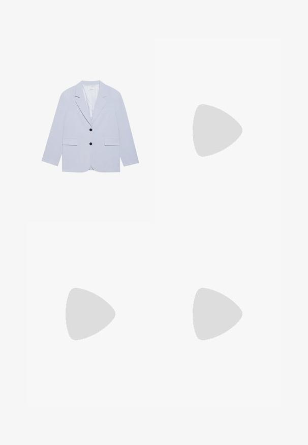 Even&Odd - Żakiet; Czarna bawełniana koszulka z krótkim rękawem, okrągłym dekoltem i subtelnym detalem logo na piersi. Gładka tekstura, klasyczny krój.; Czarne spódnie w kształcie dzwonów z dopasowanym stanem i gładkim materiałem, pokazane w pozycji pionowej na białym tle.; Jasnoniebieskie płócienne sneakersy z kremowym czubkiem z gumy i podeszwą, z białymi sznurówkami i pętelką na pięcie.