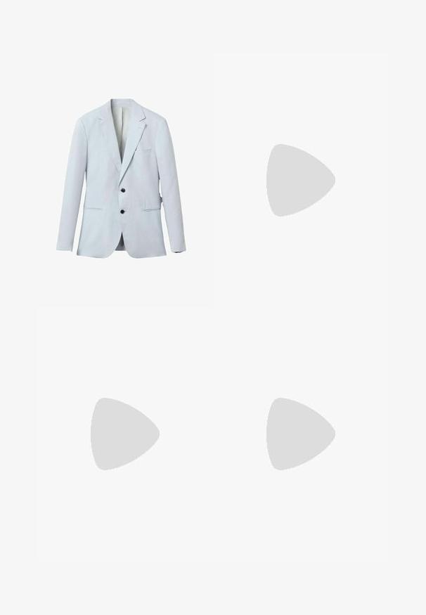 Gaiši zils žakets, kas izgatavots no mīksta auduma, ar ielocītu apkakli, divām melnām pogām, divām priekšējām kabatām un vienu krūšu kabatu.; Melnā adīta džemperī ir teksturēts raksts, apaļa kakla izgriezums un ribota piedurkņu un apakšmalas apdare. Izgatavots no mīkstas auduma, lai nodrošinātu komfortu.; Melni bikses no teksturēta auduma, ar pogu aizdari un elastīgu jostasvietu, ar šūtiem šuvēm un kabatām.; Melna ādas loafer izmēra apavi ar gludu virsmu, piedāvā ar šūtu dizainu un dekoratīvu metāla ķēdes akcentu pār vampu. Plakana papēža daļa.