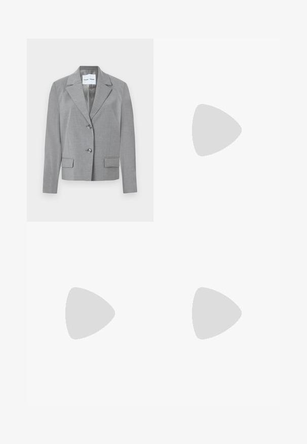 Szürke szabott blazer, amelynek szögletes gallérja, két gombos záródása és két elülső zsebe van, sima textúrával. Bélelt belső.; Fehér gombos ing, könnyű anyagból készült. Hosszú ujjakkal, klasszikus gallérral és diszkrét függőleges csíkokkal rendelkezik. Rövidített fazon.; Szürke, bőszárú nadrág könnyű anyagból, redőzött elülső résszel és elasztikus derekkal, fehér zsinórral.; Fekete bőr magassarkú cipő hegyes orral, bokapánttal és vékony sarkal. Sima textúrájú, arany díszítéssel a sarok alján.