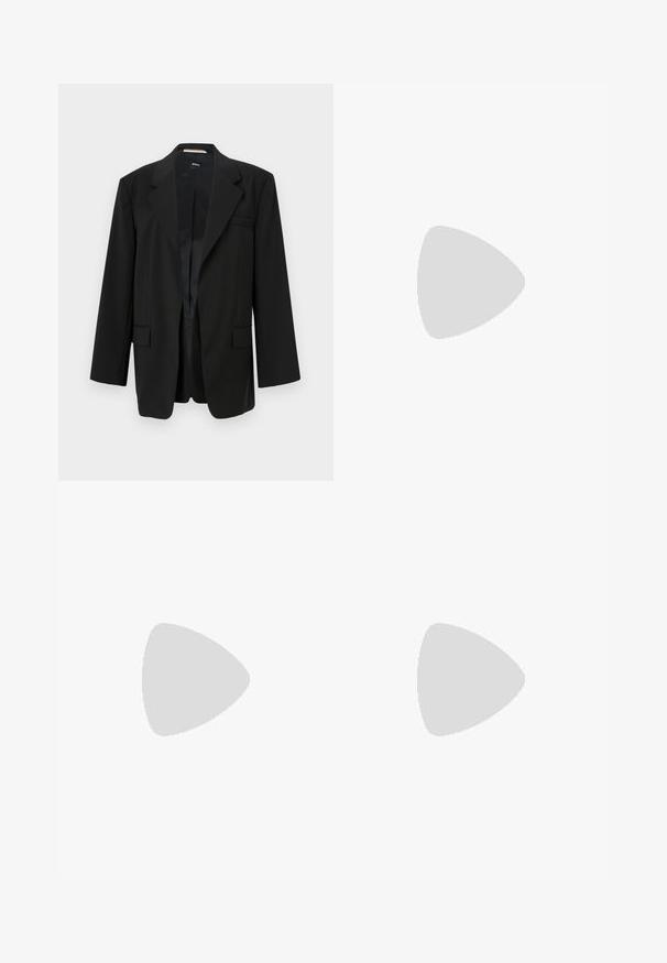 Černý blazer s klopou, s jedním knoflíkem a dvěma předními kapsami. Vyroben z hladké tkaniny s pevným střihem a vnitřním podšívkou.; Beige halter top s vysokým výstřihem a nabíraným materiálem, vyrobený z hladkého saténového materiálu. Má uvolněnou siluetu.; Krémové kalhoty s širokými nohavicemi a hladkou texturou, se zvýšeným pasem a dvěma předními kapsami. Čistý design s přiléhavým střihem.; Černé high-heeled sandály mají tenké pásky s uzlovým designem, hladký čtvercový špičku a elegantní jehlový podpatek.