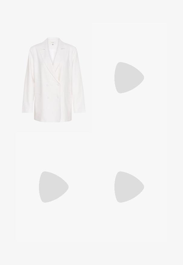 Blazer bianco doppiopetto con rever a punta, maniche lunghe e due tasche frontali. Realizzato in un tessuto leggero e strutturato.; Abito maxi blu navy con pois bianchi. Presenta spalline sottili regolabili, vita elasticizzata e una vestibilità comoda. Tessuto dalla consistenza liscia.; Sandali neri in pelle con due fasce larghe, design aperto sulla punta e una spessa suola in gomma nera caratterizzata da un motivo testurizzato e rigato.; Borsa a spalla intrecciata nera con parte superiore arrotondata, cuciture laterali e due manici intrecciati. Presenta un motivo testurizzato e un ampio interno.