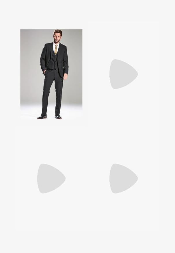 Schwarz Anzug bestehend aus drei Teilen mit taillierter Passform, glattem Stoff, Reverskragen und einer hellen goldenen Krawatte. Polierte schwarze Schuhe runden den Look ab.; Schwarzes Langarmhemd mit Knopfleiste, klassischem Kragen und abgerundetem Saum; verfügt über schwarze Knöpfe und ein rotes Logo im Kragen.; Schwarze maßgeschneiderte Hose mit geradem Schnitt, scharfen Falten und glatter Oberfläche. Hergestellt aus leichtem Stoff mit einem sauberen Bund.; Schwarze Leder- ankle boot mit spitzem Zehenbereich, elastischen Seitenpaneelen, vertikalen Steppnähten und einem niedrigen Blockabsatz.