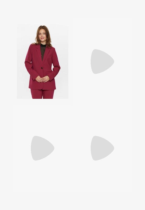 Ladící vínový blazer s jednokotoučovým zapínáním, klopovými límci a dvěma předními kapsami; hladká textura a přizpůsobený design.; Černý pletený svetr s kulatým výstřihem, dlouhými rukávy a žebrovanými manžetami a lemem. Měkká textura a jednoduchý design bez vzorů.; Černé skinny džíny vyrobené z denimu. Mají vysoký pas, přední kapsy, poutka na opasek a zapínání na zip se knoflíkem.; Hnědá kožená vysoká bota po kolena s blokovým podpatkem, hladkým povrchem, zaoblenou špičkou a minimálními švy.; Černé sluneční brýle s elegantním obdélníkovým rámem a zlatým logem na boční straně. Tmavé čočky a lesklý povrch jsou výrazné.