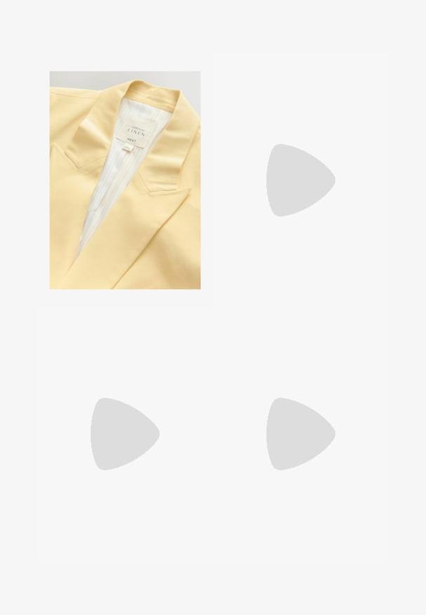 Blazer en lin jaune avec un col cranté et une doublure intérieure rayée. L'étiquette indique la composition du matériau et la marque.; Débardeur froncé vert clair avec des bretelles fines. Fait en tissu doux et extensible. Présente une silhouette ajustée et un design texturé sur l'ensemble.; Jean large bleu clair en denim, avec une taille haute, une fermeture à boutons et un ourlet effilé. Coutures visibles et poches.; Tongs blanches avec une semelle texturée, des brides fines et une ligne décorative multicolore sur la semelle. Présente un logo sur la bride.; Carrera VICTORY UNISEX - Lunettes de soleil - transparent; Sac à main texturé or avec une sangle en cuir lisse, doté d'une fermeture éclair et d'un motif de logo subtil imprimé sur la surface.