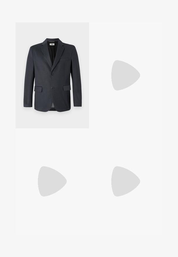 Donkergrijze blazer van gestructureerde stof met een geknipt revers, twee voorzakken en sluiting met twee knopen. Gevoerde binnenkant.; Zwart poloshirt met lange mouwen van ribbelstof, drie-knoopsluiting en een zachte kraag. Eenvoudig en veelzijdig ontwerp.; Donkergrijze broek gemaakt van geweven stof, met een rechte pijp, riemlussen en een enkele knoopsluiting bij de taille.; Zwarte leren herenschoen met een metalen design en een lage hak, weergegeven vanuit de zijkant op een witte achtergrond.