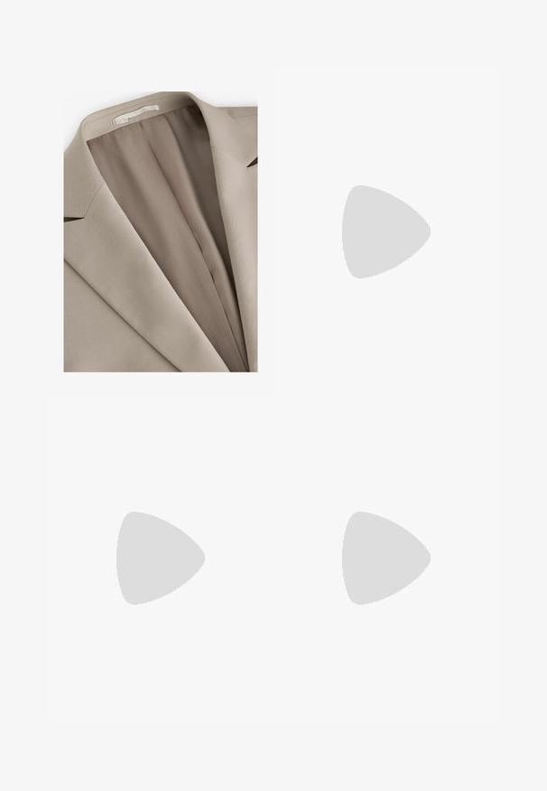 Světlý béžový kabát s klasickým klopem, hladkou texturou a jemným leskem. Interiér je podšitý tmavší odstín pro kontrast.; Tmavě modrá košile s dlouhým rukávem z lehkého materiálu, s knoflíkovou přední stranou, klasickým límcem a knoflíkovými manžetami. Hladká textura a jednoduchý design.; Námořnické modré kalhoty vyrobené z texturované látky se slim fit, s knoflíkovým zapínáním a poutky na pásek, vhodné pro každodenní nebo formální nošení.; Šedé perforované mokasíny s jednoduchým obutím, které mají oranžový akcent, zaoblenou špičku a strukturovanou gumovou podrážku.