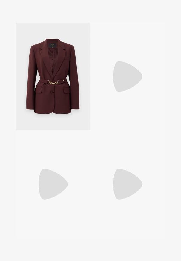 Burgundský blejzer so priliehavým strihom, dvomi prednými vreckami, jedným gombíkom a zlatým reťazovým pásom. Vhodný na formálne príležitosti.; Čierna blúzka s dlhými rukávmi z hladkej látky, s výstrihom do V a viazaním na golieri. Má rovný strih a jemné švy.; Čierne riflové nohavice s rozšírenými nohavicami a vysokým pásom, s piatimi vreckami a predným zapínaním na tlačidlá so štyrmi kovovými gombíkmi.; Čierne lakované baleríny so štvorcovou špičkou, remienkom okolo členka so striebornými prvkami a plochou podrážkou. Hladký povrch s minimalistickým dizajnom.; Čierna kožená kabelka s strapcami, zlatým reťazovým ramenným popruhom a vykrojenou rukoväťou. Na prednej strane sa nachádza logo.