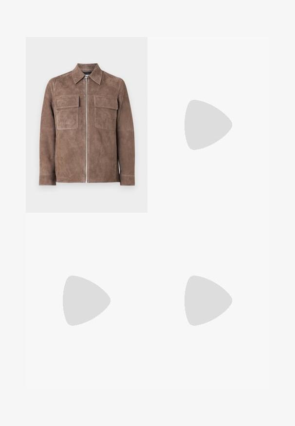 Bruine suède jas met een rits aan de voorkant, puntkraag en twee borstzakken. Glad oppervlak en minimalistisch ontwerp.; Donkergroene V-hals trui, gemaakt van zacht breiwerk. Heeft lange mouwen en een subtiel geborduurd logo op de borst.; Korte mouwen t-shirts in zwart en wit, met een vlinder graphic met vlammenpatroon op de voorkant van het witte shirt. Katoenen materiaal.; Zwarte wijde broek met geplooide voorkant, zijzakken en een gladde stoftextuur. Ontworpen voor een ontspannen pasvorm.; Zwarte leren instappers met een vlakke, geribbelde zool. Voorzien van een gestikt ontwerp en een instapstijl met een decoratieve band over de voorkant.