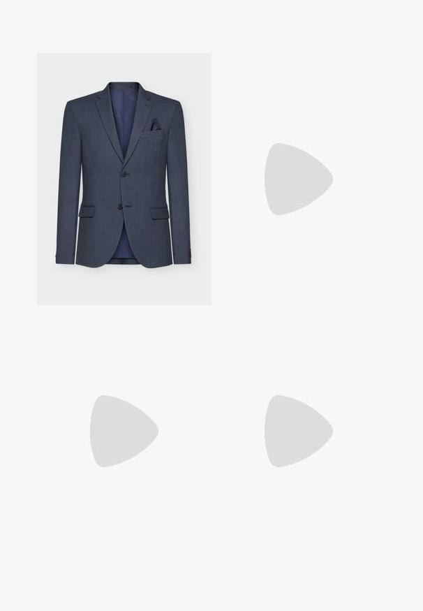 Navyblauer Blazer aus strukturiertem Stoff, mit zwei Knöpfen, Reverskragen und einer Taschenquadrate; hat ein kontrastierendes Innenfutter.; Zwei V-Ausschnitt-Pullover in Dunkelgrau und Marineblau, aus einem weichen Stoff mit gerippten Bündchen und einem gestreiften Detail im Halsauschnitt.; Drei Langarmhemden: hellblau, weiß und marineblau. Alle haben einen klassischen Kragen und eine knöpfbare Vorderseite, aus glattem Stoff gefertigt.; Marineblau zugeschnittene Hose mit glatter Textur, schmaler Passform, Mittelfalte und Gürtelschlaufen. Der Stoff weist ein dezentes gewebtes Muster auf.; Schwarze Leder-Schnürschuhe mit robustem Sohlenprofil und Zuglasche an der Ferse, von der Seite auf einem weißen Hintergrund gezeigt.
