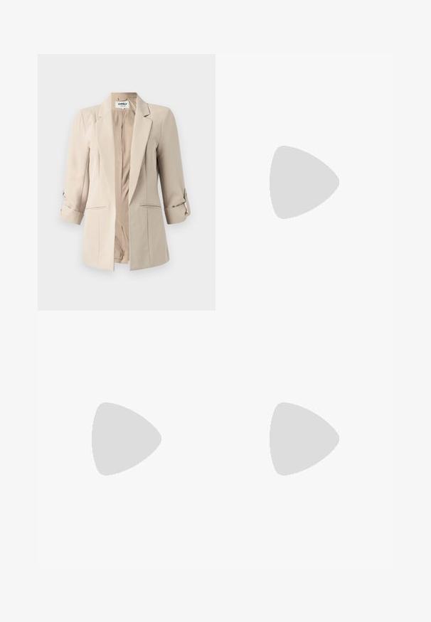 Beige blézer szabott fazonnal, bepántolt hajtókákkal és felgöngyölt ujjal. Két elülső zsebet és gombos záródást tartalmaz. Sima szövettextúra.; Krém színű, hosszú ujjú felső, ráncolt textúrával és enyhén testhezálló fazonnal. Puha anyag, kerek nyakkivágással és sima varrásokkal.; Világoskék farmer rövidnadrág, öt zsebbel, cipzáros megoldással és gombos záródással. A szegélyt megkoptatták, és laza szabású dizájn jellemzi.; Barna bőr slingback pumpa, fémes arany orral, blokk sarkú és vékony, állítható pánttal. Sima textúra, minimális részletezéssel.; Fekete steppelt bőr kézitáska gyűrt toppal, arany lánc vállpánttal és téglalap alakú formával, egyszerű háttér előtt tartva.