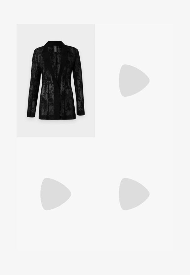 Crni sako s prozirnim čipkastim prekrivačem s cvjetnim uzorcima, ovratnikom s reza i dugim rukavima. Teksturirana tkanina s krojem koji prati liniju tijela.; Crna haljina na bretelama s drapiranim dizajnom. Izrađena od sjajnog materijala, s uvijenim dekolteom i asimetričnom suknjom. Glatka tekstura.; Bijela cipela s visokim potpeticama sa špicastim vrhom i sjajnim završetkom, koja ima ukrasni detalj od bisera sa strane i vitku štiklu.; Ružičasta metalik torba s naboranom teksturom, podesivim remenom i srebrnim metalnim detaljima. Na prednjoj strani nalazi se mali amblem.