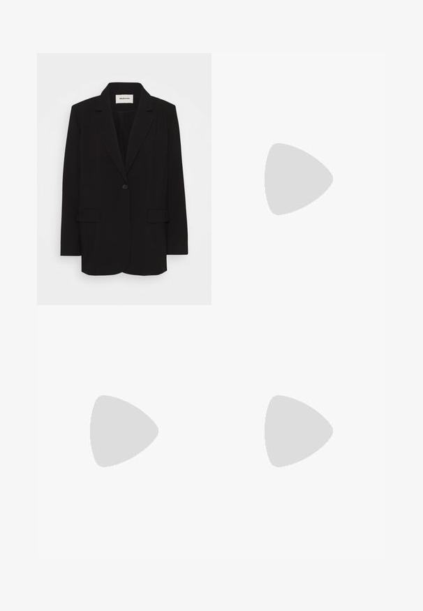 Blazer preto feito de tecido suave, apresentando um fecho de botão único, lapelas recortadas e dois bolsos frontais. Design minimalista com um corte descontraído.; Camisola preta com alças finas ajustáveis, acabamento em renda ao longo da gola e uma textura de cetim suave. Design simples e elegante.; Saia midi em cetim de tom bege claro, com cintura ajustada, textura suave e uma barra evasê, sem embellishments visíveis ou bolsos.; Sapato de salto alto tipo slingback em verniz castanho escuro brilhante, com bico apontado, laterais abertas e tira ajustável ao tornozelo.; Bolsa de mão em couro preto com formato retangular, apresentando uma alça estruturada única, componentes em prata e fecho zip. Textura suave.