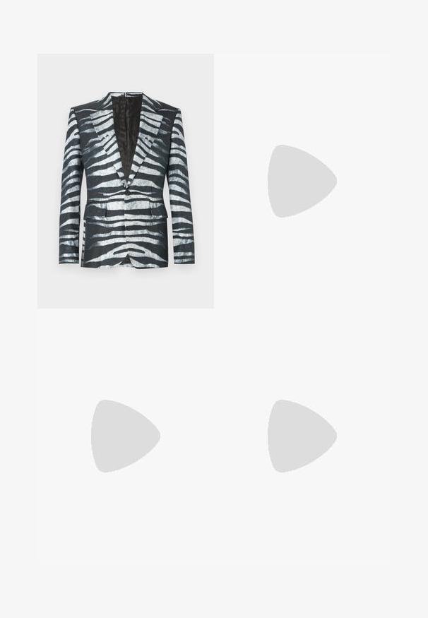 Fekete blézer zebramintázattal, fehér és szürke színekben, egysoros gombos záródással, két elülső zsebbel és kontrasztos béléssel.; Rövid ujjú póló krém színű anyagból, fekete zebra csíkos mintázattal, kerek nyakkivágással és laza szabással.; Fekete nadrág sima anyagból, egyenes szárú kivitelben, elülső redővel, gombos záródással és feltekert szegéllyel az alsó részen.; Fekete bőr férfi loafer, díszítő pánttal és alacsony sarokkal, az oldalán egy kis fémtáblával.