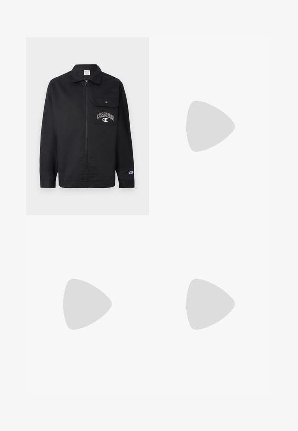 Schwarze Zip-Jacke aus strapazierfähigem Material. Verfügt über eine Brusttasche und das gestickte "CHAMPION"-Logo auf der Tasche. Lange Ärmel mit Bündchen.; Weißes T-Shirt mit kurzen Ärmeln, kleinem blauen Logo und dem Text "1967" auf der oberen linken Brustseite, vor einem schlichten Hintergrund dargestellt.; Schwarze Jogginghose aus weichem Stoff, mit elastischem Bund und schmalen Bündchen. Minimalistisches Design ohne sichtbare Muster oder Akzente.; Weiße Sneaker mit grünen Akzenten, aus Leder und Wildleder gefertigt. Verfügt über eine strukturierte Oberseite, einen gepolsterten Kragen und eine Gummisohle mit sichtbarem Profil.