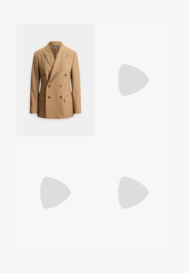 Blazer croisé couleur caramel en tissu lisse, avec deux poches avant, boutons marron, revers à crête et une coupe élégamment cintrée.; Chemise blanche à manches longues, col classique, avec un petit logo bleu sur le poignet. Tissu en coton lisse, coupe structurée.; Pantalons larges beiges avec une ceinture élastique à rayures noires et blanches, présentant des plis à l'avant et une texture en coton lisse.; UGG NEW HEIGHTS CUFF - Bottes de neige - chestnut