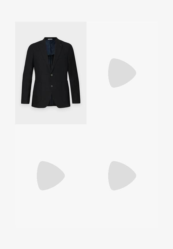 Schwarzer Leinenblazer mit zwei Knöpfen, Reverskragen, Fronttaschen und blauer Musterfutter. Zu den besonderen Details gehört ein dezentes Logo.; Dunkelblaues Rundhals Sweatshirt aus weichem Material. Verfügt über lange Ärmel sowie gerippte Bündchen und Saum. Schlicht, einfarbig ohne Muster.; Schwarze Baumwollhosen mit geradem Bein, ausgestattet mit einem vorderen Knopfverschluss und seitlichen Taschen, glatte Textur, keine sichtbaren Muster.; Dunkelblaues Leder-Sneaker mit cremefarbener Gummisohle, ausgestattet mit blauen Schnürsenkeln und einer glatten Textur. Abgerundete Zehenpartie und minimalistisches Design.