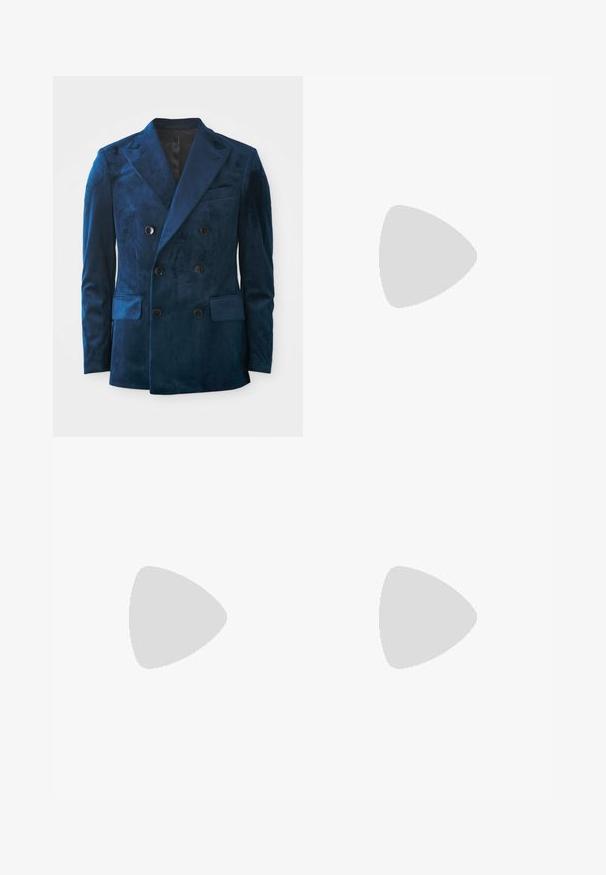 Blazer de doble botonadura en terciopelo azul oscuro. Presenta botones negros, solapas de muesca y dos bolsillos frontales con una textura suave.; Sudadera azul marino de algodón, con un logo dorado impreso con alas. Cuello redondo, mangas largas, puños y dobladillo acanalados.; Pantalones negros a medida, confeccionados en una tela suave, con un diseño de corte ajustado, dos pliegues frontales y una cinturilla plana sin hardware visible.; Mocasines de cuero negro con un acabado suave, punta redondeada y una pequeña solapa decorativa. Presentan un tacón bajo y apilado, así como un detalle sutil de marca.