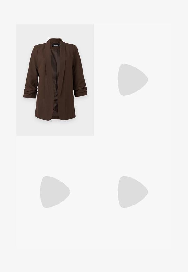 Tmavě hnědý přizpůsobený blazer s šálovým límcem, rukávy tři čtvrtiny a hladkým saténovým podšívkou, s minimalistickým designem.; Tři trička s dlouhým rukávem naskládaná na sobě: černé, šedé a bílé. Každé má kulatý výstřih a kratší střih z hladkého, lehkého materiálu.; Černé široké kalhoty vyrobené z hladké tkaniny. Mají elastický pas a volný, splývavý střih pro pohodlí a snadný pohyb.; Tmavě hnědé kožené mokasíny s krokodýlí texturou, nízkým podpatkem a prošitím na přední části pro zvýraznění designu.