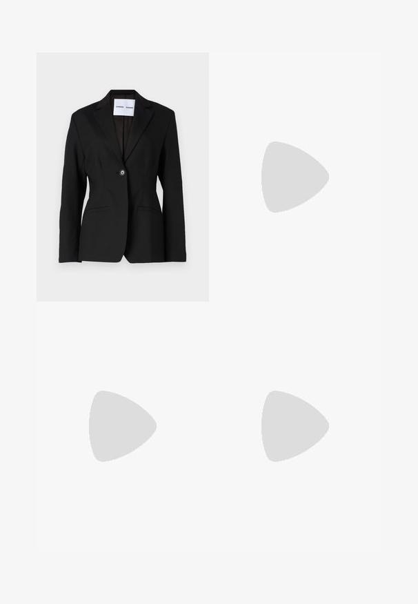 Mustern mustra, üksikult nööbiga kinnine, klapiga krae ja kaks esikotti. Valmistatud siledast kangast, millel on laitmatult sobitaud lõige.; Hallide hallavi krae, mis on valmistatud ribakudumist, omab pikki varsiaid ja peenikest disaini. Lihtne ja mitmekülgne kihtideks kandmiseks või iseseisvaks kandmiseks.; Mustad voodri laiad püksid elastse vöökoha ja vertikaalsete volangidega, millel on sile tekstuur.; Mustad musta kontsaga sandaal, millel on punutud rihma disain, ruudukujuline varvas ja reguleeritav pahkluu rihm. Heleda beeži värvi jalapadi ja läikiv must konts.