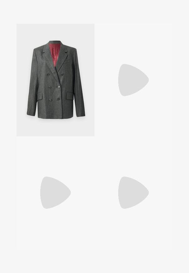 Tamsiai pilkas dvigubas švarkas su subtiliomis juostelėmis, turintis juodus mygtukus, įpjautus atlapus ir kontrastingą raudoną pamušalą.; Pilkas medvilnės marškinėliai su apvalia iškirpte ir trumpomis rankovėmis. Savybė: ryškus baltas užrašas: „TIKIUOSI, KAD TAVO EL. PAŠTAS MANE NERAS."; Pilkas herringbone rašto sijonas su apvijaus dizainu, pasižymintis tekstūruota medžiaga ir tvarkinga tiesia apvadu.; Juodas odinis kulkšninis batas su lygiu paviršiumi, smailiu pirštu ir masyviu aukštu kulnu. Savybė - šoninis atidarymas ir minimalistiškas dizainas.