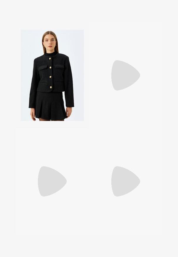 Koton Blazer - black; Chemise blanche à boutons avec un col, des manches longues et un ourlet arrondi. Fabriquée dans un tissu lisse et léger.; Jean bleu à jambes larges en denim, avec une taille haute, cinq poches, un léger délavage, une fermeture à boutons et des coutures contrastées.; Chaussure à talon slingback noire avec une finition laquée brillante et un capuchon en suède. Design à talon bloc et une sangle à la cheville avec une boucle ajustable.; Sac à main en cuir noir au design structuré, avec un logo circulaire en or, une poignée supérieure et une bandoulière amovible.