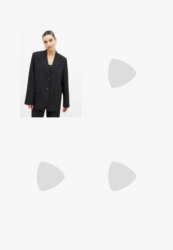 Zwarte blazer met een gestructureerd ontwerp, twee knopen, notch-lapels, voorzakken en een gladde textuur. Lange mouwen maken de look af.; Witte katoenen T-shirt met ronde hals en korte mouwen. Eenvoudig ontwerp, gladde textuur, geen patronen of accenten.; Bruine wijde jeans met vier zakken, knoopsluiting en riemlussen. De stof heeft een gladde textuur en een effen kleur zonder patronen.; Bruine suède ballerina met een ronde neus, een laag profiel en een gladde textuur. Geen zichtbare hardware of patronen. Eenvoudig en minimalistisch ontwerp.;  Schildpad zonnebril met blauwe lenzen. Vierkant, dik montuur met duidelijke accenten bij de scharnieren. Glad textuur, geen zichtbare logo's.